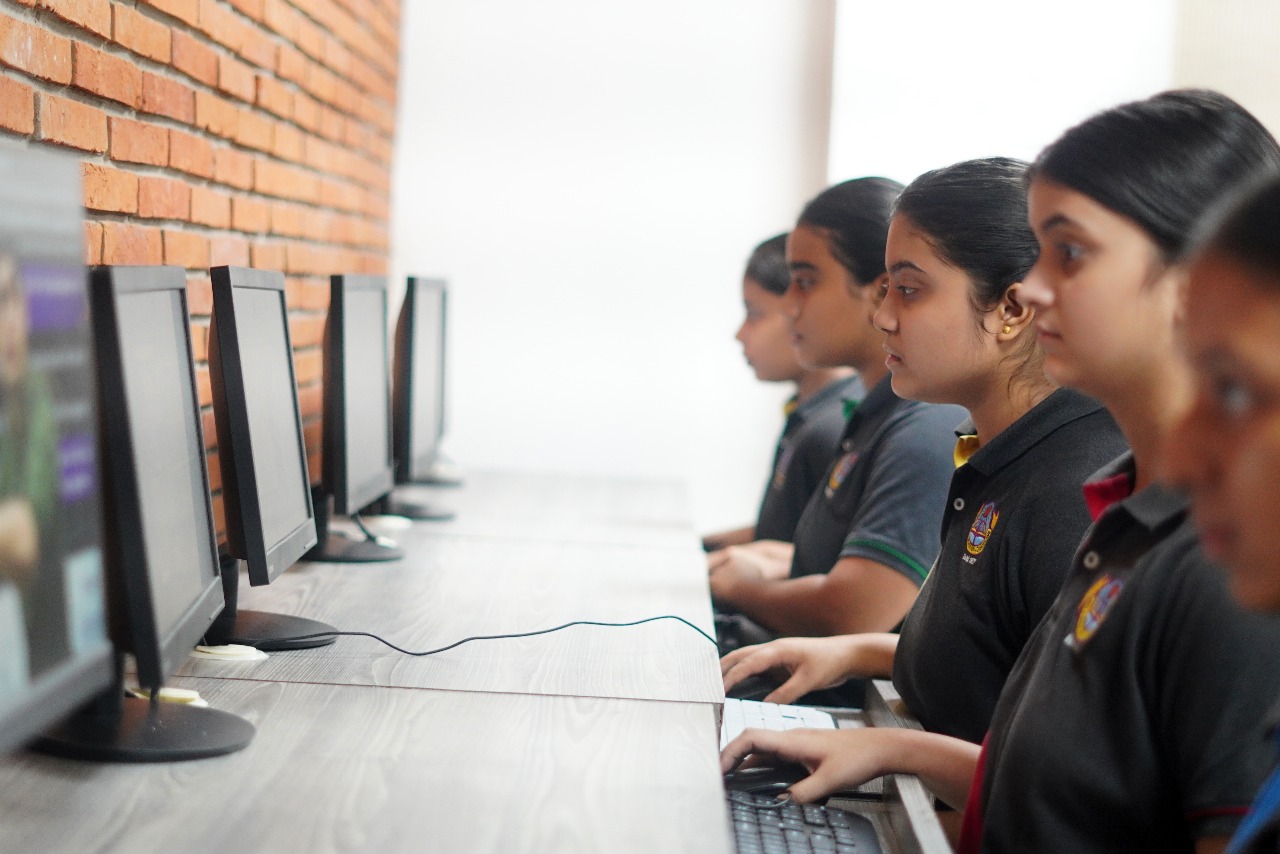 Best School In Varuna